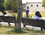 <포토 에세이>서울 성곽길 벤치 위 ‘사랑의 밀어’