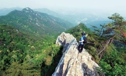 <엄홍길 대장과 오르는 山>다 올랐구나 했는데 또 봉우리… 힘찬 산세에 숨이 ‘턱턱’