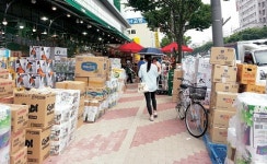 광주 보도 점령한 상품… 시민들 ‘곡예보행’