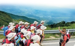 <엄홍길 대장과 오르는 山>‘청정산행’ 심신을 씻고 ‘안보체험’ 가슴을 채우다