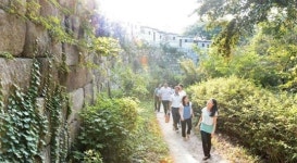 <서울아 운동하자>한양성곽길 트레킹 ‘힐링’… 족구장선 70대 VS 30대 ‘한판’