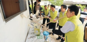 <1사1촌이 행복시대 이끈다>낡은 흙집, 벽 세우고 도배·장판… “새집 됐어요”
