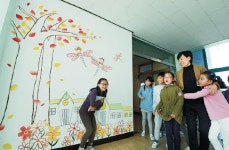 <좋은 선생님>“삭막한 학교 벽에 새·꽃그림… 아이들도 밝아졌어요”