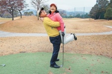 <나의 골프 이야기>“마누라 굿샷 !”만 외치는 夫… 남편보다 잘 치는 婦