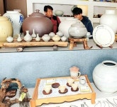 <팜스테이마을 현장을 가다>다기세트·생활자기… 1000여점 작품 한 곳에