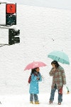 눈밭의 모녀… 어릴적 추억이 떠오릅니다