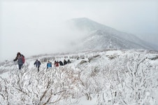 <엄홍길 대장과 오르는 山>숨겨진 ‘눈꽃 나라’… 찾는 이 적어 더 ‘순백’이더라