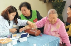 <1사1촌이 행복시대 이끈다>주사 맞을 땐 실랑이하던 어르신 “병원이 너무 먼디… 감사하구먼”