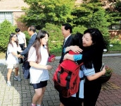 <좋은 선생님>“아침마다 한명한명 프리허그… 학교폭력 사라졌어요”