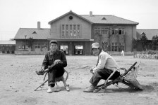 <그때 그 시절>1960년대 문산역… 손님 기다리는 지게꾼들