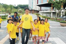 <좋은 선생님>“함께 껴안고 책읽고 음악듣고… 교사는 또 한명의 부모”