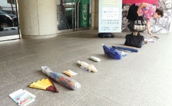 <포토 에세이>청춘극장 입장순서표는 ‘어르신들 소지품’