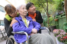 <장애인 직업재활 현장을 가다>손주처럼… 어르신들 식사 돕고 함께 산책