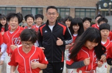 <좋은 선생님>함께 달리며 아침 열고, 하교땐 ‘따뜻한 포옹’으로 배웅