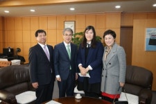 “할머니 구한 여고생 사회에 귀감”