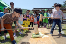 <국민건강 농업인 행복찾기>떡메 잘못 치고 ‘까르르’… “직접 빚은 쑥개떡 꿀맛”