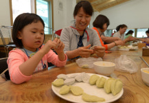 <국민건강 농업인 행복찾기>무농약 딸기·뚱딴지 송편…‘착한 먹거리’ 맛도 좋네