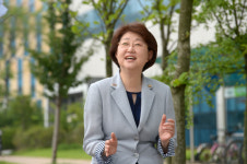 < Her Story >직원들 조회후 詩 한 편 낭송… “함께 맑아지려 읽습니다”