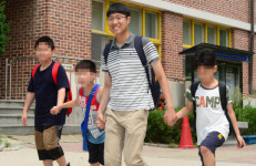 <선생님 선생님 우리 선생님>아이들 손잡고 목욕탕 同行… “때 밀며 외로움도 씻겨내요”