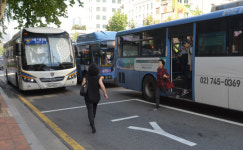 버스정류장 막은 경찰車