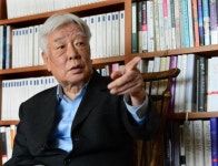 “정치 주장 담는건 문학 아냐… 이념보다 양심·품위 더 중요”