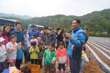 <1사1촌이 살기 좋은 마을 이끈다>1억 기부받아 최신 도정공장… 비용 아끼고 ‘쌀 품질 업그레이드’