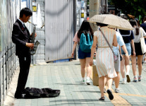 <포토 에세이>뙤약볕 아래 거리의 악사 … 無心한 행인들