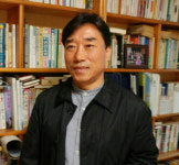 “私費로 문학상 운영 17년… 너무 힘겹지만 자부심 높아요”