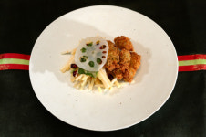 <정재덕 셰프의 사계절 건강 밥상>굴 튀김 샐러드, 빵가루 옷 입고 180도 熱샤워한 굴… 겉은 바삭 속은 보들