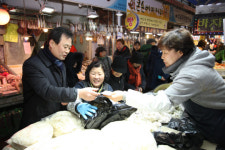 강북구청장, 전통시장서 민생현안 즉석해결