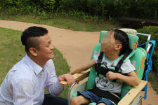 <함께하는 우리, 행복한 어린이>중증장애아 돌보다 ‘결혼의 꿈’도 접어… “사랑하는 게 행복이죠”