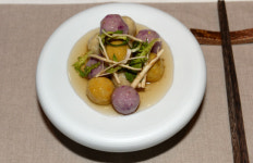 <정재덕 셰프의 사계절 건강 밥상>봄나물 삼색 연근 탕수, ‘동글동글’ 연근·두부·냉이… 봄내음이 참 달다