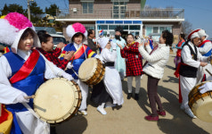 <1사1촌이 살기 좋은 마을 이끈다>이발·청력검사·풍물놀이…어르신들과 ‘웃음꽃 ’봄잔치