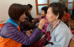 <1사1촌이 살기 좋은 마을 이끈다>화장하고 머리 염색하고… 행복한 미소로 장수사진 ‘찰칵’