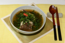 <정재덕 셰프의 사계절 건강 밥상>도다리 쑥국, ‘향긋’ 쑥·‘담백’ 도다리… 기력이 쑥쑥 돋네!