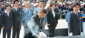 文대통령 “5·18 정신 헌법전문에 담고…발포 책임 규명”