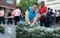 <區政 현장>용산구 여름철 풍수해 대비 가상훈련 實戰방불… 배수·마대쌓기  90분만에 ‘끝’