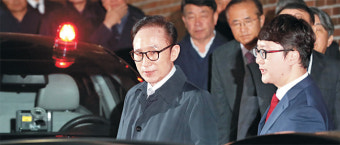 <이명박 前대통령 구속>MB, 檢의 방문조사도 ‘보이콧’ 방침… “더 이상 무의미”