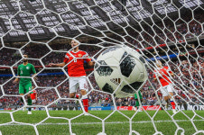 ‘개최국 개막전 不敗’  러시아도 지켜냈다   