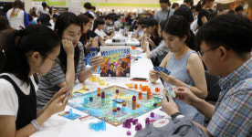 “가족과 함께 보드게임”