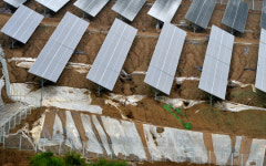 허공에 뜬 태양광 지지대…“평탄화만 하고 공사하더니” 분통