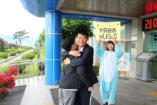 <선생님 선생님 우리 선생님>매달 한번 전교생과 ‘프리허그’… 아침엔 친구처럼 ‘하이파이브’