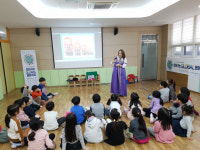 읽고 쓰고 듣고 말하고…  “영어 배우러 도서관으로 가요”