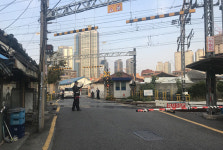 <명작의 공간>퇴근길 잠시 멈춘 기찻길 앞… 고단한 삶들이 서로 위로 받는 곳