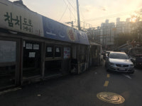 <명작의 공간>퇴근길 잠시 멈춘 기찻길 앞… 고단한 삶들이 서로 위로 받는 곳