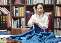 <우리 시대 무형문화재를 찾아>한땀 한땀 바느질로 전통복식 재현… “옷은 역사와의 만남”