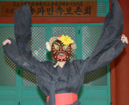 <우리 시대 무형문화재를 찾아>250년전 탈춤 신명 그대로… “나를 감춘 채 후련한 세상 풍자”