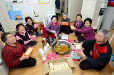 <2019 도시재생 산업박람회>통닭거리 폐유로 비누 만들기… 어르신들 삶도 매끌매끌