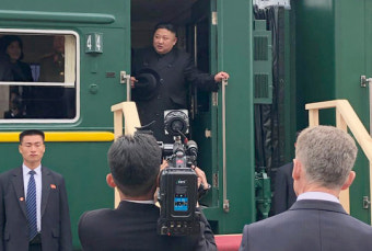 김정은, 러시아 도착… 제재완화·경협에 무게
