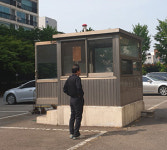 벌써 찜통 알루미늄 경비실…“여름이 두려워”